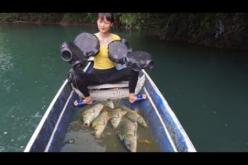 Harvesting Fish in The River with a Plastic Bagua Basket - Amazing Fishing Go To The Market To Sell