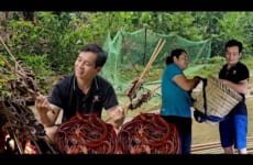 Phâu trapping many eels.Cooking while waiting for Dinh to return from the market.