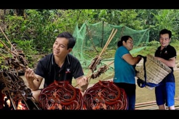 Phâu trapping many eels.Cooking while waiting for Dinh to return from the market.